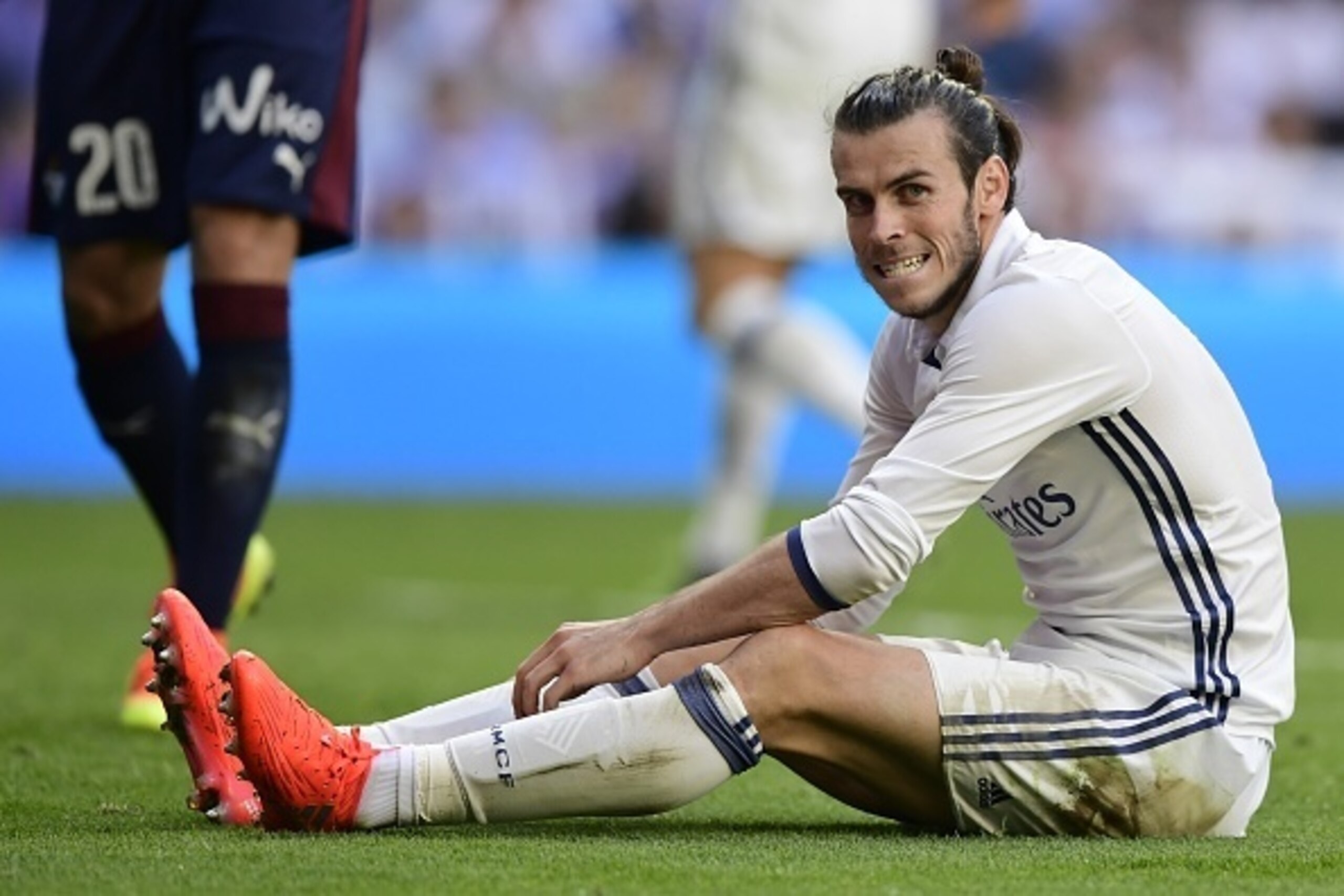 Real Madrid's Welsh forward Gareth Bale sits on the pitch during the Spanish league football match Real Madrid CF vs SD Eibar at the Santiago Bernabeu stadium in Madrid on October 2, 2016. / AFP / JAVIER SORIANO        (Photo credit should read JAVIER SOR