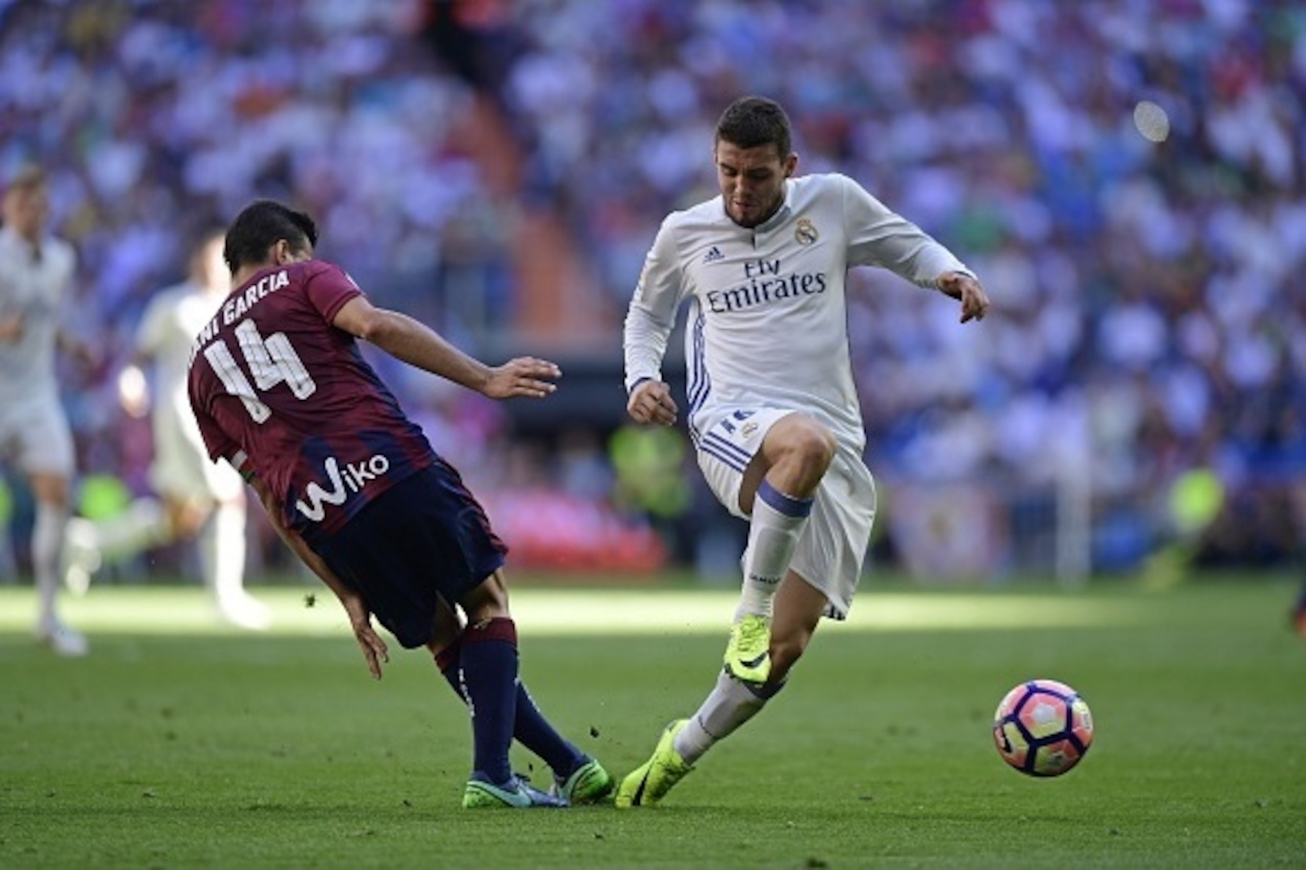 Real Madrid's Croatian midfielder Mateo Kovacic (R) vies with Eibar's midfielder Daniel Garcia Carrillo during the Spanish league football match Real Madrid CF vs SD Eibar at the Santiago Bernabeu stadium in Madrid on October 2, 2016. / AFP / JAVIER SORIA