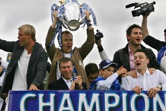 LONDON, UNITED KINGDOM:  Chelsea striker Arjen Robben (C) holds the Barclay's Premiership trophy aloft as he rides on an open top bus with Chelsea owner Roman Abramovich (2ndL), Eidur Gudjohnsen (L),Frank Lampard (R) and John Terry (R front) and other tea