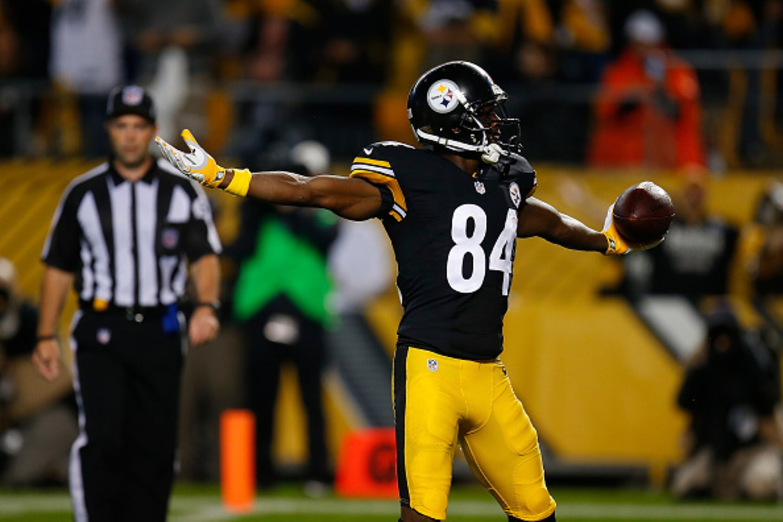 PITTSBURGH, PA - OCTOBER 02: Antonio Brown #84 of the Pittsburgh Steelers celebrates his 38-yard touchdown reception in the first quarter during the game at Heinz Field on October 2, 2016 in Pittsburgh, Pennsylvania. (Photo by Justin K. Aller/Getty Image PITTSBURGH, PA - OCTOBER 02: Antonio Brown #84 of the Pittsburgh Steelers celebrates his 38-yard touchdown reception in the first quarter during the game at Heinz Field on October 2, 2016 in Pittsburgh, Pennsylvania. (Photo by Justin K. Aller/Getty Image