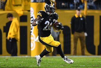 PITTSBURGH, PA - OCTOBER 02:  Le'Veon Bell #26 of the Pittsburgh Steelers rushes against the Kansas City Chiefs in the first half during the game at Heinz Field on October 2, 2016 in Pittsburgh, Pennsylvania. (Photo by Joe Sargent/Getty Images)