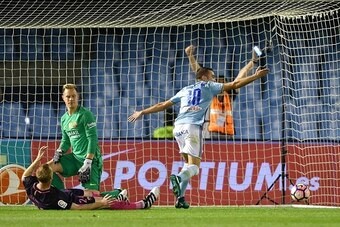 VIGO, SPAIN - OCTOBER 02:  Iago Aspas of RC Celta de Vigo scores a goal against FC Barcelona during the La Liga match between Real Club Celta de Vigo and Futbol Club Barcelona at the Balaidos stadium on October 02, 2016 in Vigo, Spain. (Photo by Octavio P