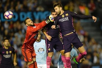 Barcelona's defender Gerard Pique (R) heads the ball to score a goal during the Spanish league football match RC Celta de Vigo vs FC Barcelona at the Balaidos stadium in Vigo on October 2, 2016. / AFP / MIGUEL RIOPA        (Photo credit should read MIGUEL