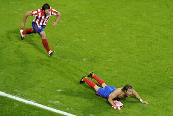 Atletico Madrid's Uruguayan forward Diego Forlan celebrates scoring the winning goal with teammate Argentinian forward Sergio Aguero during the final football match of the UEFA Europa League Fulham FC vs Aletico Madrid in Hamburg, northern Germany on May 