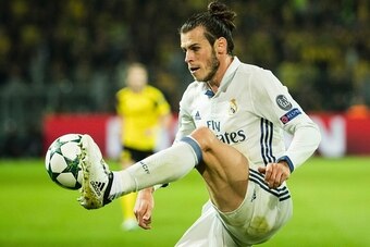 Real Madrid's Welsh forward Gareth Bale controls the ball during the UEFA Champions League first leg football match between Borussia Dortmund and Real Madrid at BVB stadium in Dortmund, on September 27, 2016. / AFP / Odd ANDERSEN        (Photo credit shou