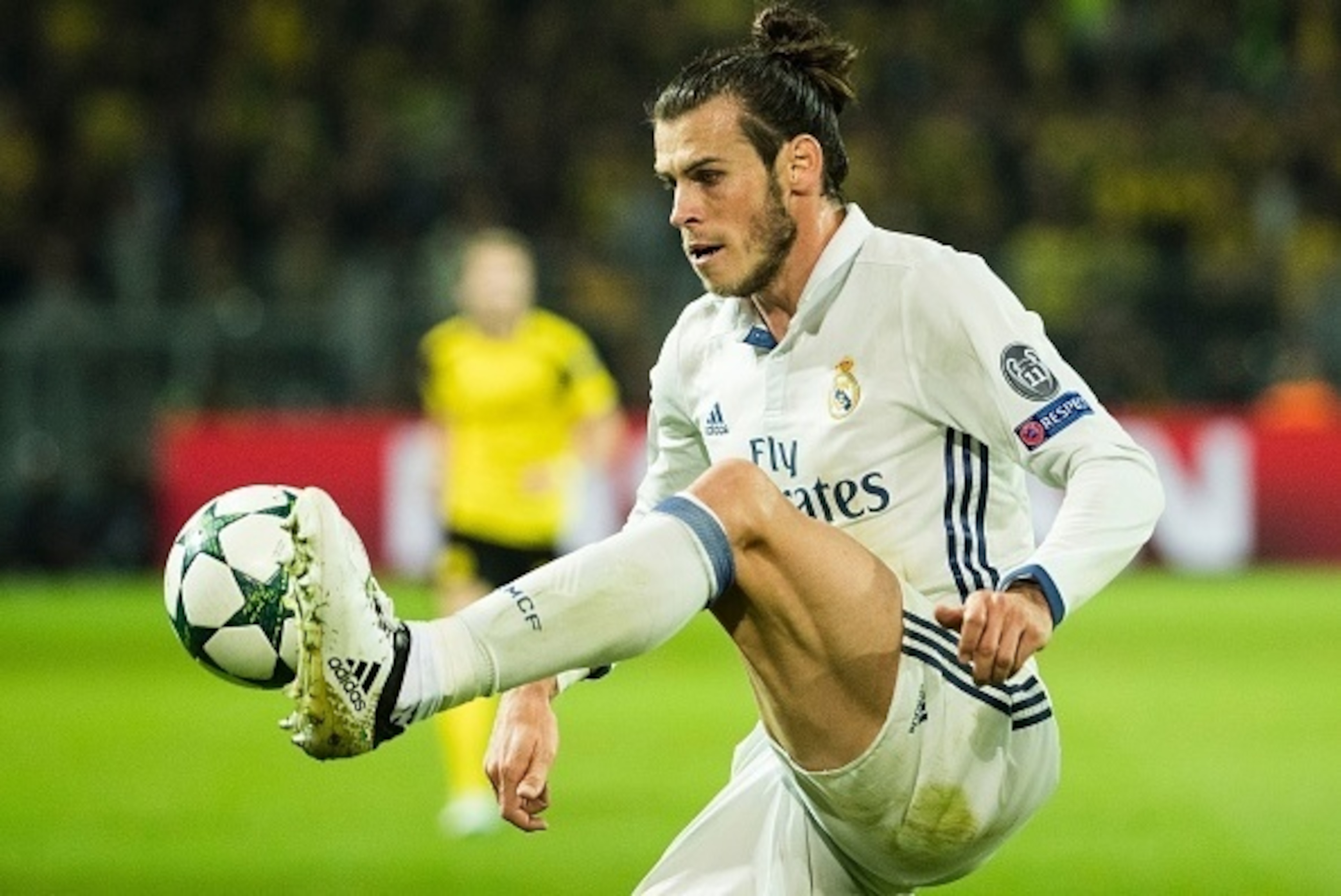 Real Madrid's Welsh forward Gareth Bale controls the ball during the UEFA Champions League first leg football match between Borussia Dortmund and Real Madrid at BVB stadium in Dortmund, on September 27, 2016. / AFP / Odd ANDERSEN        (Photo credit shou