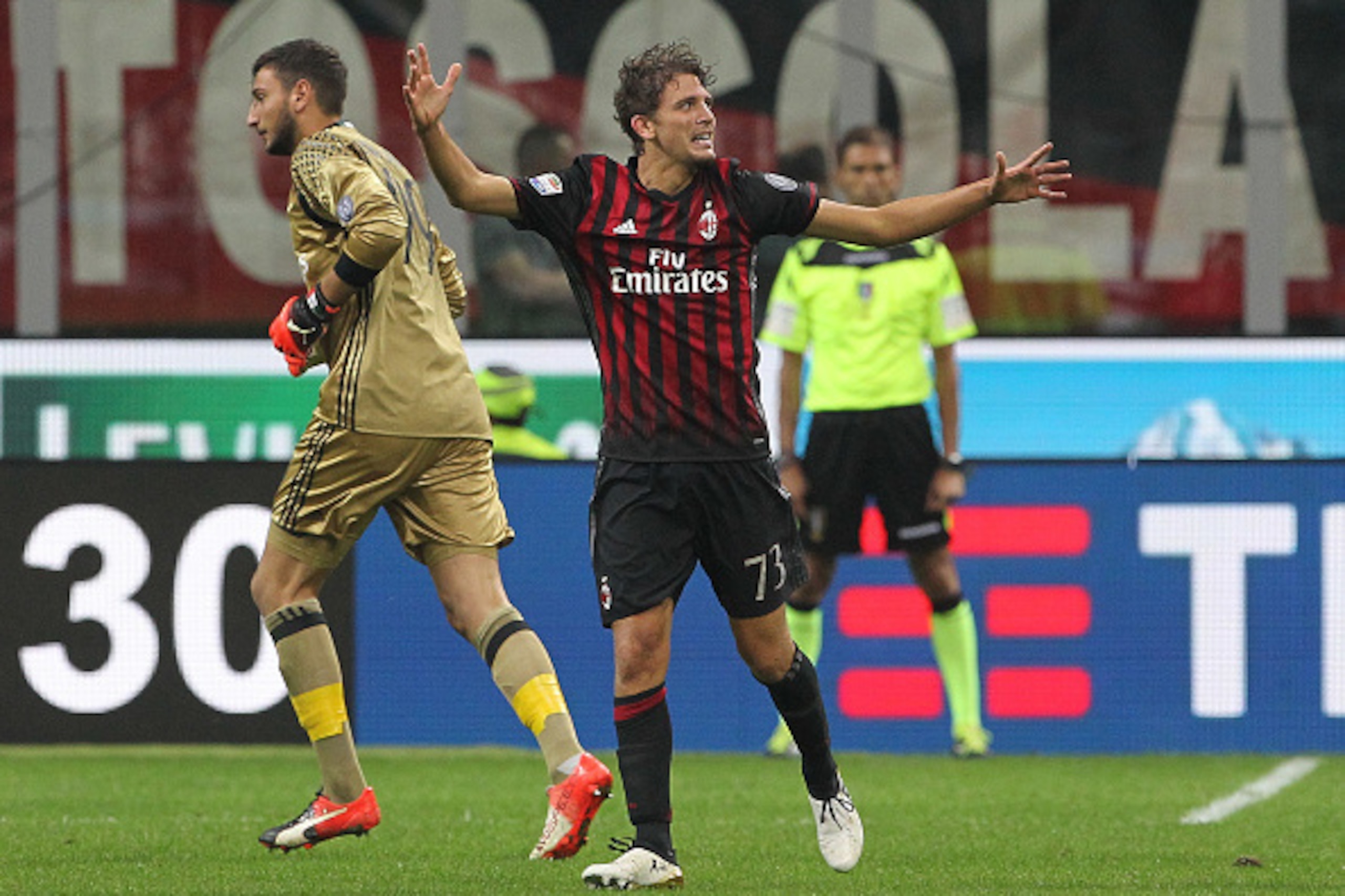MILAN, ITALY - OCTOBER 02:  Manuel Locatelli (R) of AC Milan celebrates his goal during the Serie A match between AC Milan and US Sassuolo at Stadio Giuseppe Meazza on October 2, 2016 in Milan, Italy.  (Photo by Marco Luzzani/Getty Images)