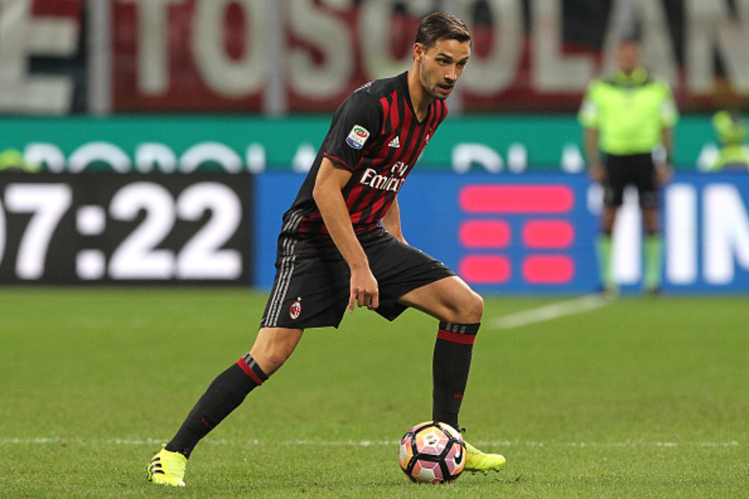 MILAN, ITALY - SEPTEMBER 20: Mattia De Sciglio of AC Milan in action during the Serie A match between AC Milan and SS Lazio at Stadio Giuseppe Meazza on September 20, 2016 in Milan, Italy. (Photo by Marco Luzzani/Getty Images) MILAN, ITALY - SEPTEMBER 20: Mattia De Sciglio of AC Milan in action during the Serie A match between AC Milan and SS Lazio at Stadio Giuseppe Meazza on September 20, 2016 in Milan, Italy. (Photo by Marco Luzzani/Getty Images)