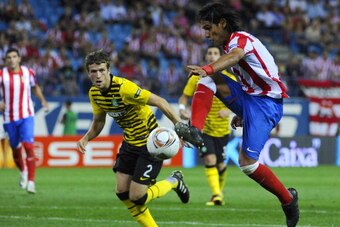 Celtic's defender Adam Matthews (L) vies with Atletico Madrid's Colombian midfielder Radamel Falcao during the Europa League football match Atletico de Madrid vs Celtic on September 15, 2011 at the Vicente Calderon stadium in Madrid. AFP PHOTO/ PIERRE-PHI
