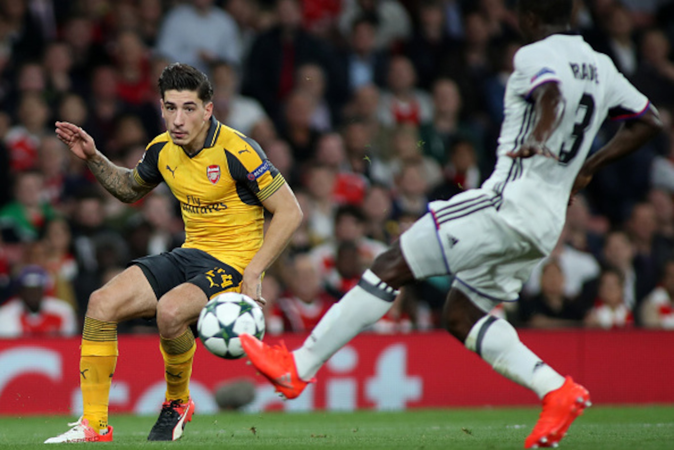 LONDON, ENGLAND - SEPTEMBER 28: Hector Bellerin of Arsenal crosses the ball during the Champions League match between Arsenal and FC Basel at The Emirates Stadium on September 28, 2016 in London, United Kingdom. (Photo by Mitchell Gunn/Getty Images) LONDON, ENGLAND - SEPTEMBER 28: Hector Bellerin of Arsenal crosses the ball during the Champions League match between Arsenal and FC Basel at The Emirates Stadium on September 28, 2016 in London, United Kingdom. (Photo by Mitchell Gunn/Getty Images)