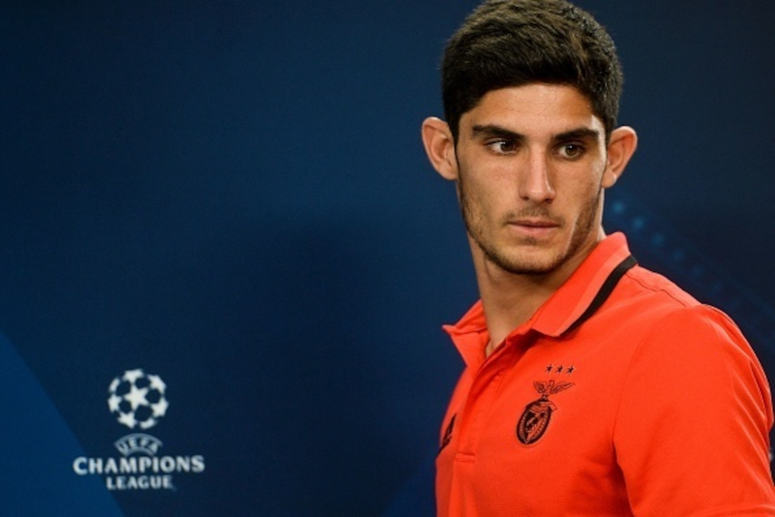 Benfica's forward Goncalo Guedes arrives to give a press conference at Luz stadium on September 12, 2016 on the eve of their Champions league group B football match against Besiktas in Lisbon. / AFP / PATRICIA DE MELO MOREIRA        (Photo credit should r