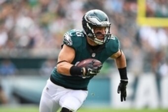 Sep 11, 2016; Philadelphia, PA, USA; Philadelphia Eagles tight end Zach Ertz (86) carries the ball after a catch against the Cleveland Browns at Lincoln Financial Field. Mandatory Credit: James Lang-USA TODAY Sports