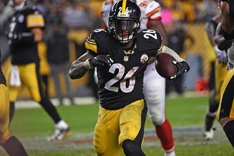 PITTSBURGH, PA - OCTOBER 02: Running back Le'Veon Bell #26 of the Pittsburgh Steelers runs with the football during a game against the Kansas City Chiefs at Heinz Field on October 2, 2016 in Pittsburgh, Pennsylvania. The Steelers defeated the Chiefs 43-14