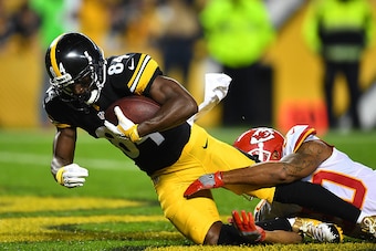 PITTSBURGH, PA - OCTOBER 02:  Antonio Brown #84 of the Pittsburgh Steelers dives into the end zone for a touchdown in the first half during the game against the Kansas City Chiefs at Heinz Field on October 2, 2016 in Pittsburgh, Pennsylvania. (Photo by Jo
