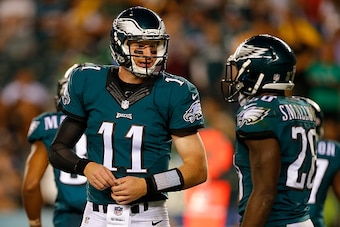 PHILADELPHIA, PA - SEPTEMBER 25: Quarterback Carson Wentz #11 of the Philadelphia Eagles talks with Wendell Smallwood #28 during the second half against the Pittsburgh Steelers in a game at Lincoln Financial Field on September 25, 2016 in Philadelphia, Pe