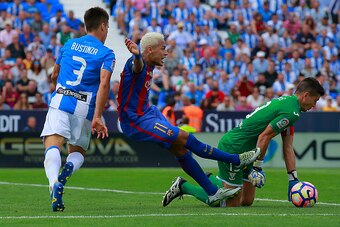 LEGANES, SPAIN - SEPTEMBER 17: Unai Bustinza (L) of Deportivo Leganes tackles Neymar JR during the La Liga match between Deportivo Leganes and FC Barcelona at Estadio Municipal de Butarque on September 17, 2016 in Leganes, Spain. (Photo by Gonzalo Arroyo 