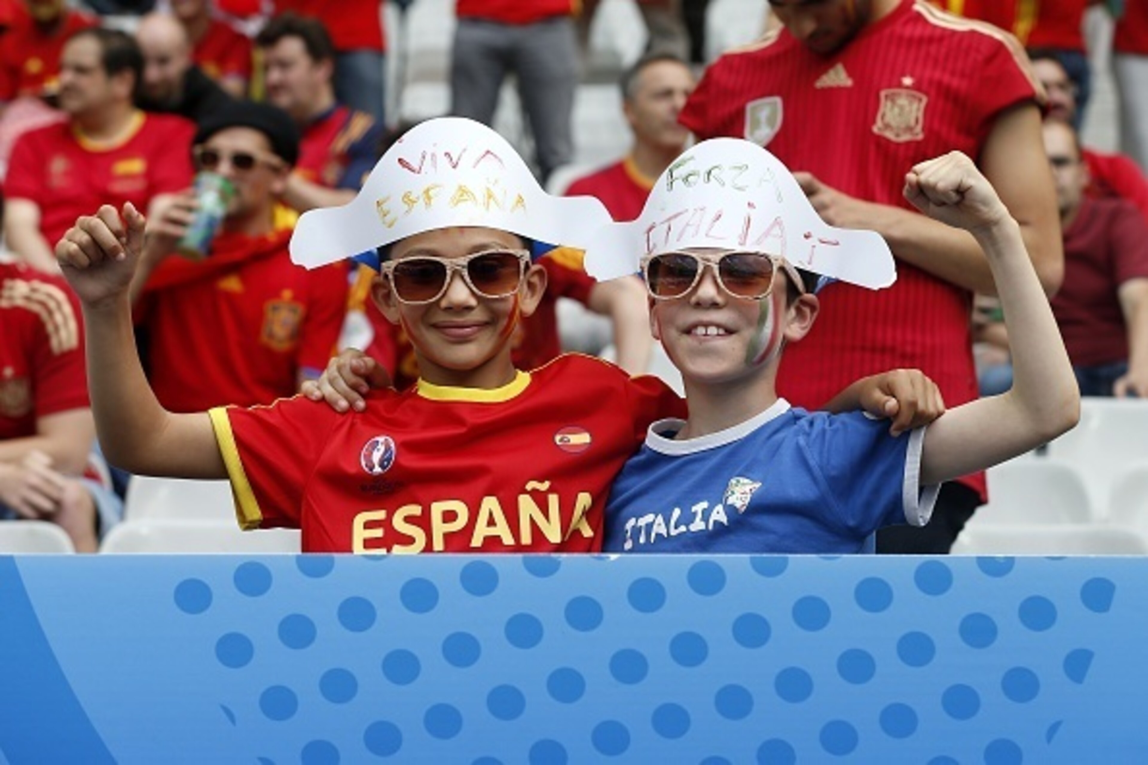 (L-R) fan of Spain, fan of Italy during the UEFA Euro 2016 round of 16 match between Italy and Spain on June 27, 2016 at the Stade de France in Paris, France.(Photo by VI Images via Getty Images)