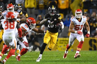 PITTSBURGH, PA - OCTOBER 02:  Le'Veon Bell #26 of the Pittsburgh Steelers rushes against the Kansas City Chiefs in the second half during the game at Heinz Field on October 2, 2016 in Pittsburgh, Pennsylvania. (Photo by Joe Sargent/Getty Images)