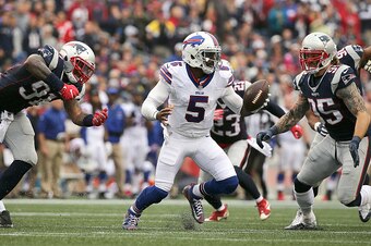 FOXBORO, MA - OCTOBER 02: Tyrod Taylor #5 of the Buffalo Bills eludes Jamie Collins #91 of the New England Patriots in the second half against the Buffalo Bills at Gillette Stadium on October 2, 2016 in Foxboro, Massachusetts. (Photo by Jim Rogash/Getty I