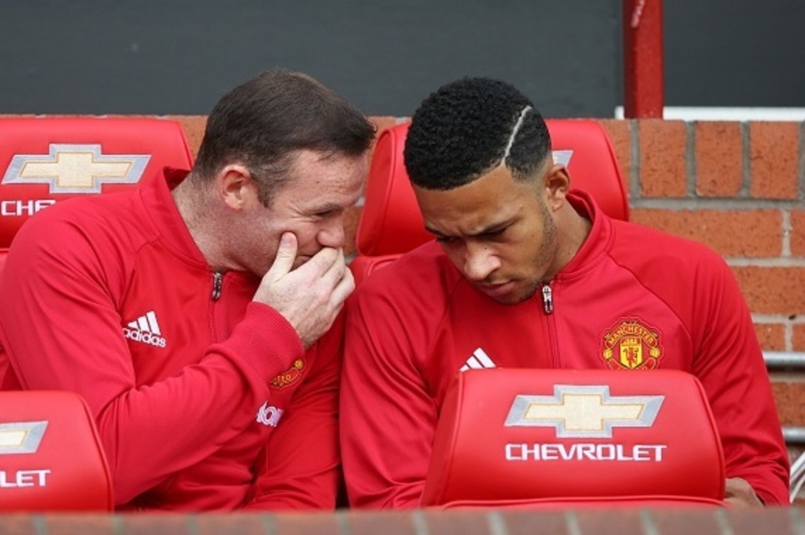 Substitute, Manchester United's English striker Wayne Rooney, talks to Manchester United's Dutch midfielder Memphis Depay (R) on the bench ahead of the English Premier League football match between Manchester United and Stoke City at Old Trafford in Manch Substitute, Manchester United's English striker Wayne Rooney, talks to Manchester United's Dutch midfielder Memphis Depay (R) on the bench ahead of the English Premier League football match between Manchester United and Stoke City at Old Trafford in Manch