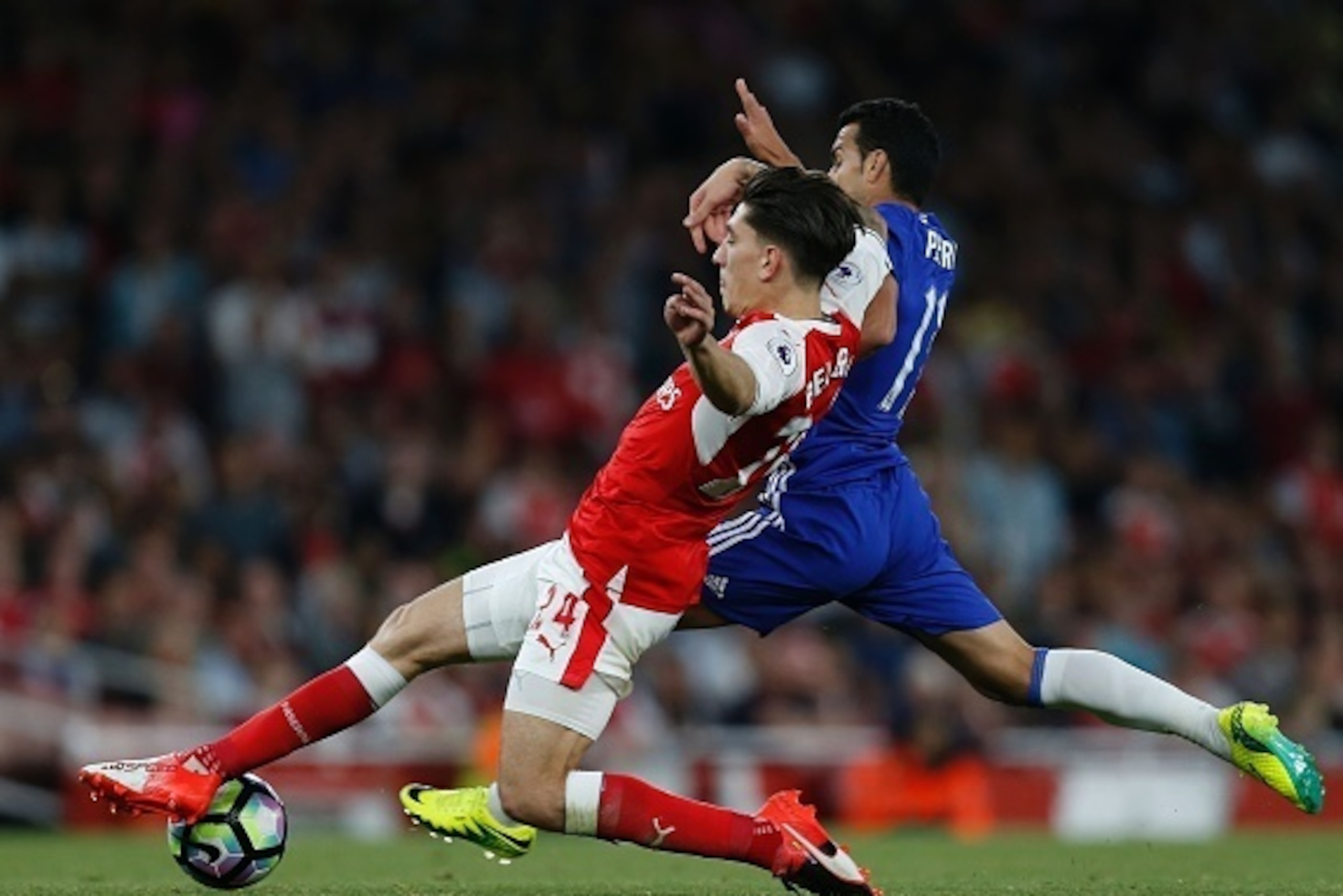 Arsenal's Spanish defender Hector Bellerin (L) makes his ground to tackle Chelsea's Spanish midfielder Pedro (R) during the English Premier League football match between Arsenal and Chelsea at The Emirates stadium in London, on September 24, 2016. / AFP /