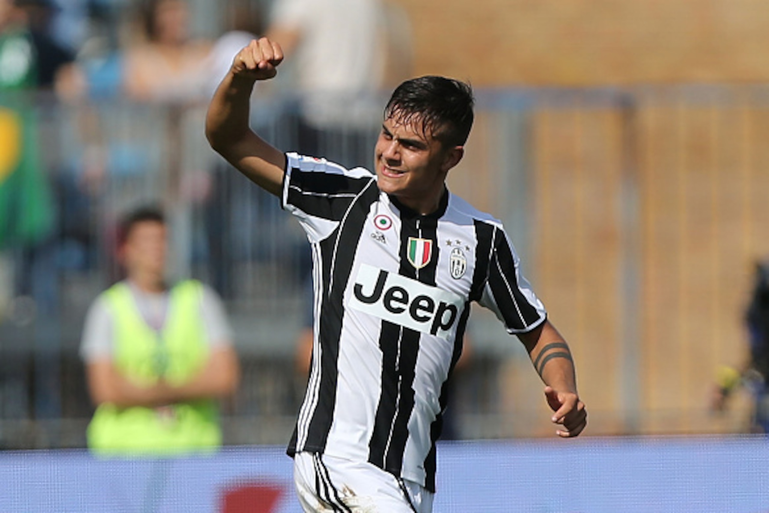 EMPOLI, ITALY - OCTOBER 02: Paulo Dybala of Juventus FC celebrates after scoring a goal during the Serie A match between Empoli FC and Juventus FC at Stadio Carlo Castellani on October 2, 2016 in Empoli, Italy.  (Photo by Gabriele Maltinti/Getty Images)