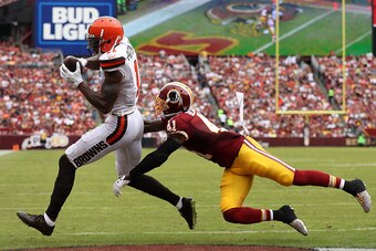 LANDOVER, MD - OCTOBER 2: Wide receiver Terrelle Pryor #11 of the Cleveland Browns scores a second quarter touchdown past cornerback Will Blackmon #41 of the Washington Redskins at FedExField on October 2, 2016 in Landover, Maryland. (Photo by Patrick Smi