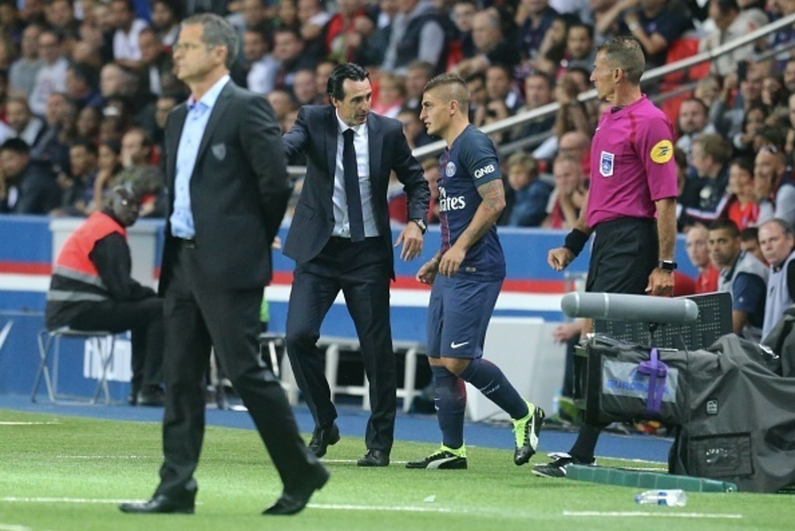 PARIS, FRANCE - AUGUST 21: Head coach Unai Emery of Paris Saint-Germain react with Marco Verratti during the French Ligue 1 match between Paris Saint-Germain and FC Metz at Parc des Princes on August 21, 2016 in Paris, France. (Photo by Xavier Laine/Ge PARIS, FRANCE - AUGUST 21: Head coach Unai Emery of Paris Saint-Germain react with Marco Verratti during the French Ligue 1 match between Paris Saint-Germain and FC Metz at Parc des Princes on August 21, 2016 in Paris, France. (Photo by Xavier Laine/Ge
