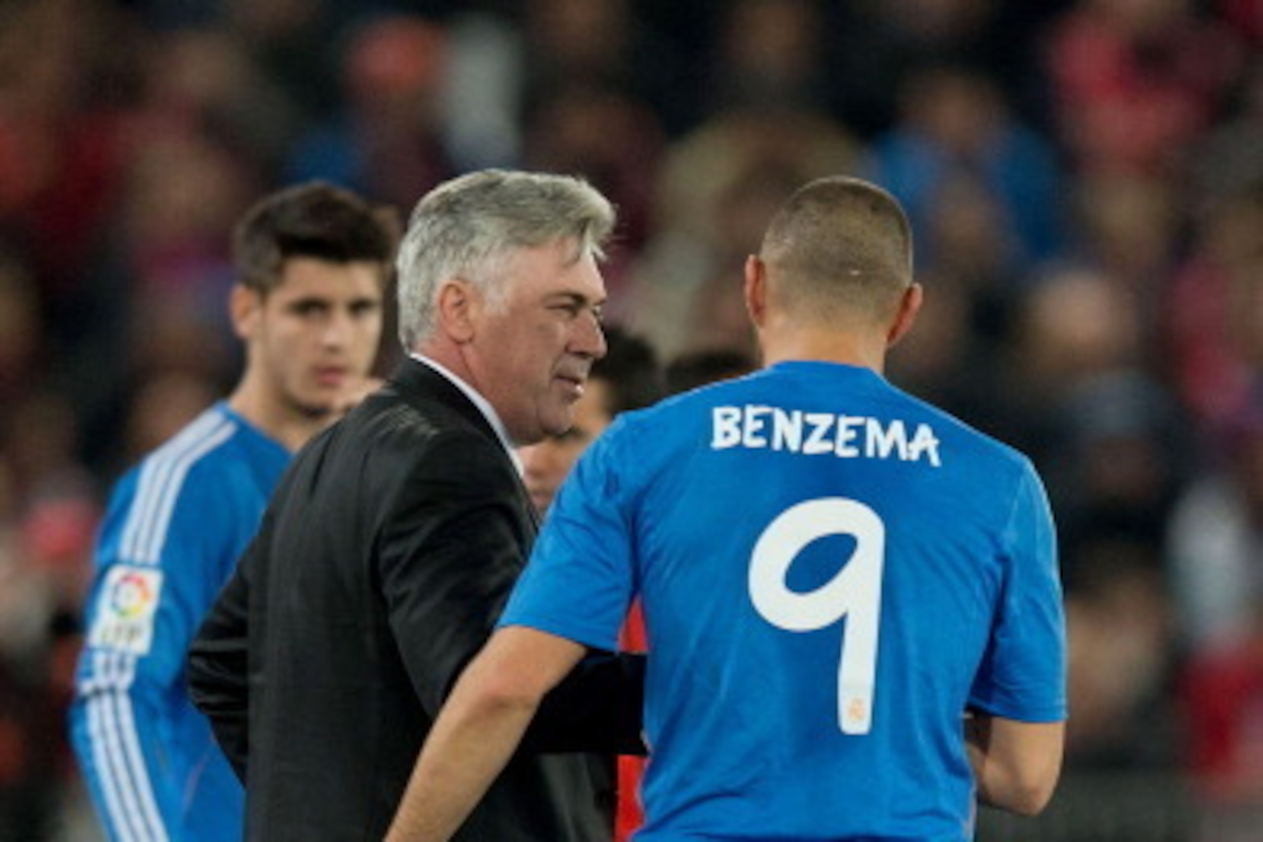 ALMERIA, SPAIN - NOVEMBER 23: Karim Benzema of Real Madrid CF celebrates scoring their second goal with his head coach Carlo Ancelotti before being replaced by Alvaro B. Morata (L) during the La Liga match between UD Almeria and Real Madrid CF at Estadio 