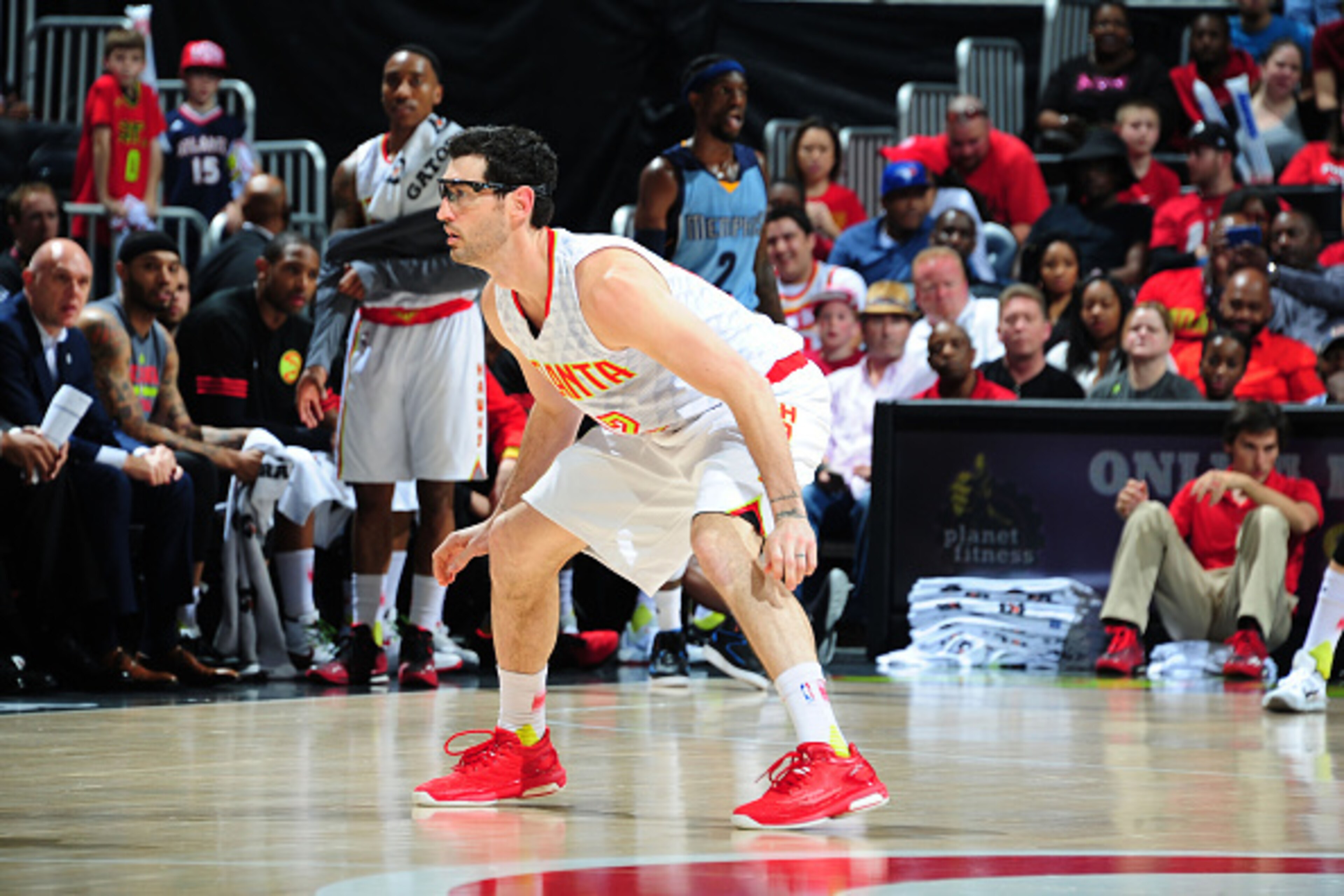ATLANTA, GA  - MARCH 12: Kirk Hinrich #12 of the Atlanta Hawks defends the basket against the Memphis Grizzlies during the game on March 12, 2016 at Philips Arena in Atlanta, Georgia. NOTE TO USER: User expressly acknowledges and agrees that, by downloadi
