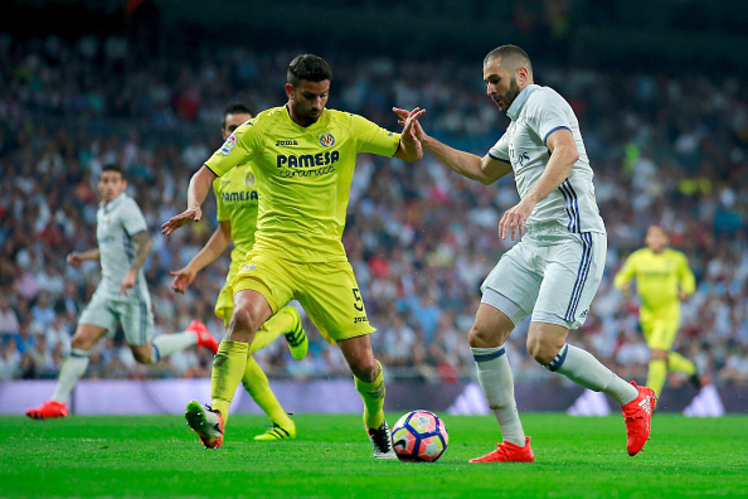 MADRID, SPAIN - SEPTEMBER 21: Karim Benzema (R) of Real Madrid CF competes for the ball with Mateo Pablo Musacchio (L) of Villarreal CF during the La Liga match between Real Madrid CF and Villarreal CF at Santiago Bernabeu stadium on September 21, 2016 in MADRID, SPAIN - SEPTEMBER 21: Karim Benzema (R) of Real Madrid CF competes for the ball with Mateo Pablo Musacchio (L) of Villarreal CF during the La Liga match between Real Madrid CF and Villarreal CF at Santiago Bernabeu stadium on September 21, 2016 in