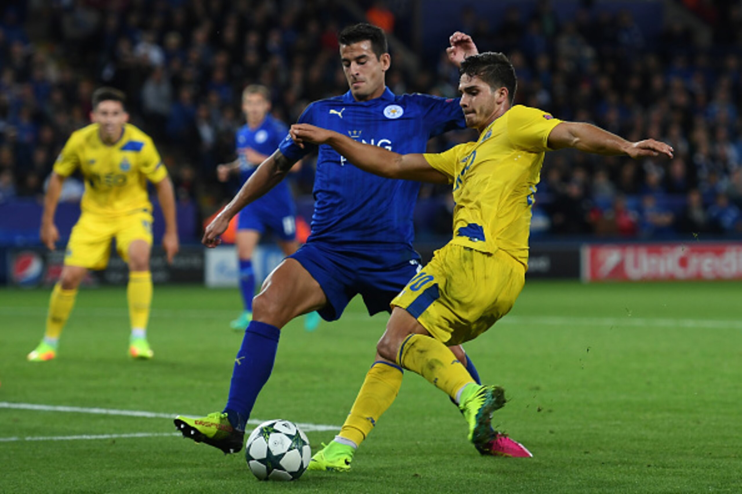 LEICESTER, ENGLAND - SEPTEMBER 27:  Luis Hernandez of Leicester City blocks Andre Silva of FC Porto during the UEFA Champions League Group G match between Leicester City FC and FC Porto at The King Power Stadium on September 27, 2016 in Leicester, England
