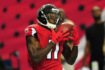 ATLANTA, GA - OCTOBER 2: Julio Jones #11 of the Atlanta Falcons makes a catch against the Carolina Panthers at the Georgia Dome on October 2, 2016 in Atlanta, Georgia. (Photo by Scott Cunningham/Getty Images)