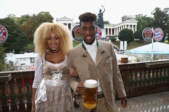 Bayern Munich's French forward Kingsley Coman and Sephora pose during the traditional visit of FC Bayern Munich at the Oktoberfest beer festival in Munich, southern Germany, on October 2, 2016. / AFP / POOL / Alexander Hassenstein        (Photo credit sho