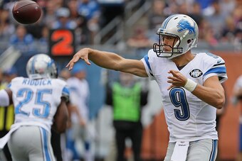 CHICAGO, IL - OCTOBER 02:  Matthew Stafford #9 of the Detroit Lions passes against the Chicago Bears
at Soldier Field on October 2, 2016 in Chicago, Illinois.  (Photo by Jonathan Daniel/Getty Images)