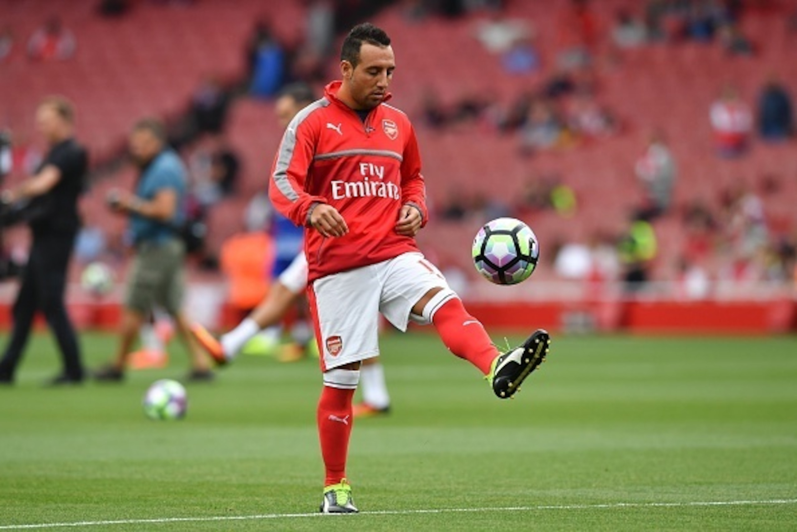 Arsenal's Spanish midfielder Santi Cazorla warms up before kick off of the English Premier League football match between Arsenal and Chelsea at the Emirates Stadium in London on September 24, 2016.  / AFP / Ben STANSALL / RESTRICTED TO EDITORIAL USE. No u