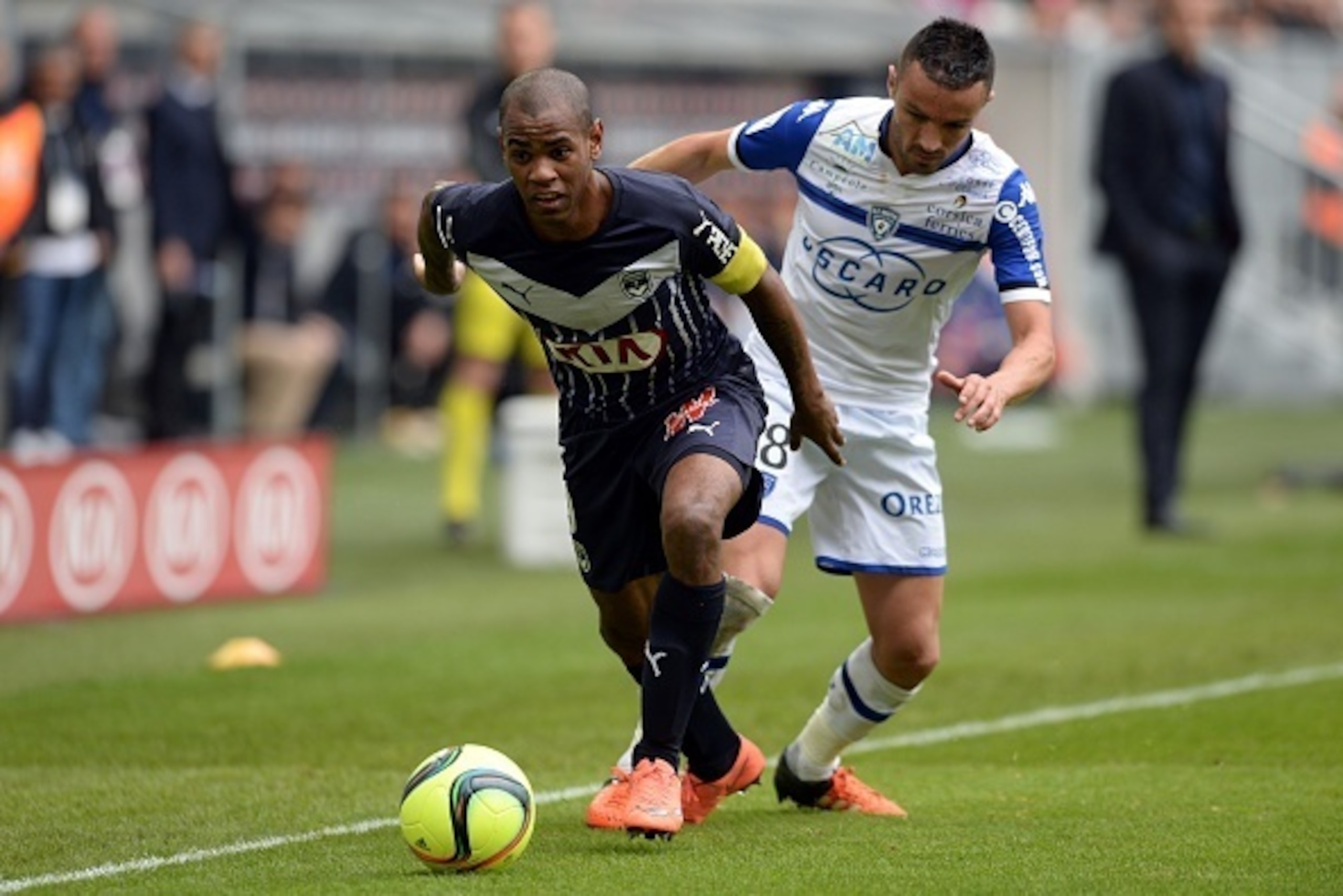 Bastia's French midfielder Gael Danic (R) vies with Bordeaux' Uruguyan forward Diego Rolan (L) during the French Ligue 1 football match between Bordeaux and Bastia on March 20, 2016 at the Matmut Atlantique stadium in Bordeaux, southwestern France. AFP PH