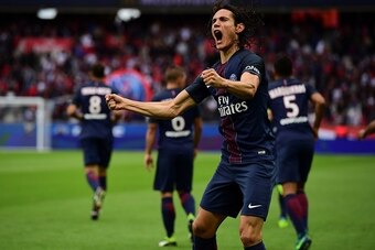 Paris Saint-Germain's Uruguayan forward Edinson Cavani celebrates his goal during the French L1 football match between Paris Saint-Germain and Bordeaux at the Parc des Princes stadium in Paris on October 1, 2016.  / AFP / FRANCK FIFE        (Photo credit 