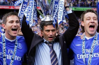 (FILES) Chelsea's Manager Jose Mourinho (C) holds aloft the Barclays Premiership trophy beside Frank Lampard (L) and John Terry (R) during the celebrations after the game against Charlton at Stamford Bridge in London, 07 May 2005. Jose Mourinho's three-ye