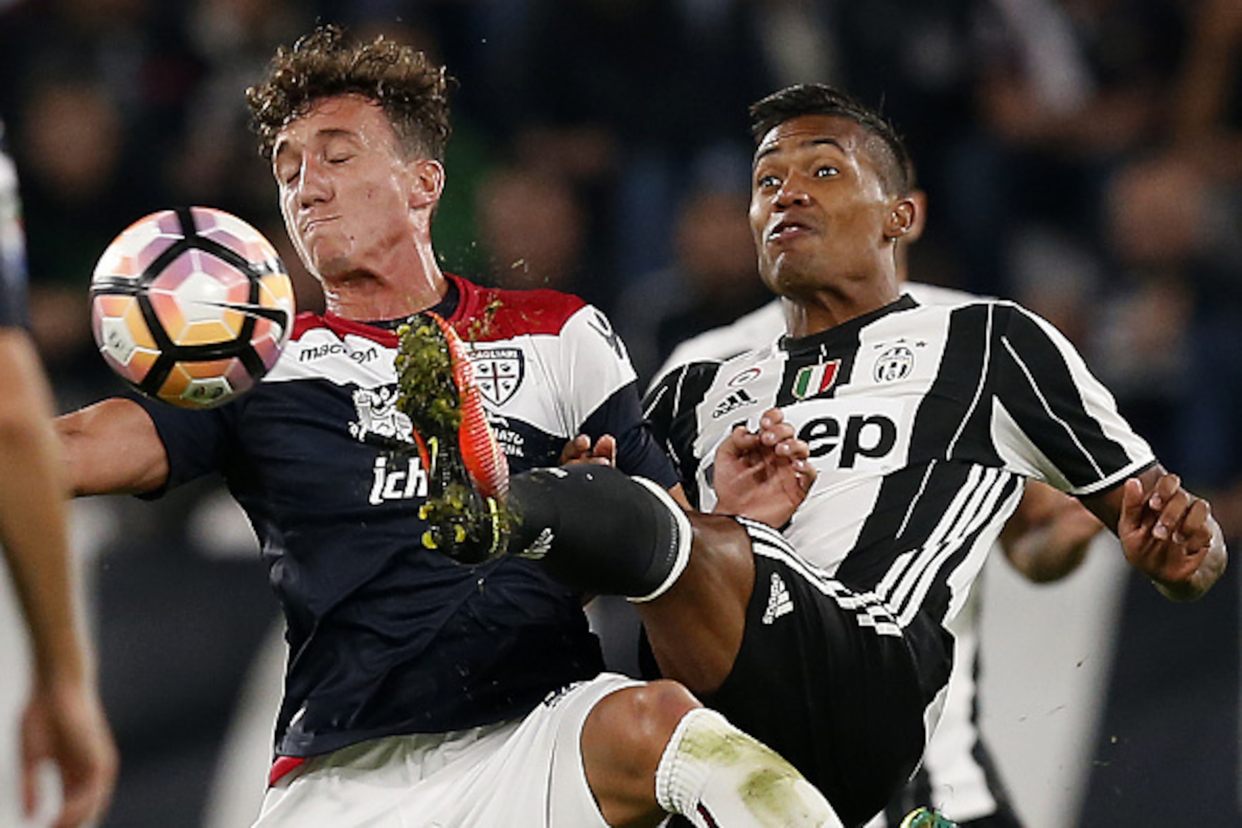 Cagliari's forward Niccolo Giannetti (L) fights for the ball with Juventus' Brazilian defender Alex Sandro during the Italian Serie A football match Juventus vs Cagliari on September 21, 2016 at the Juventus stadium in Turin.  / AFP / MARCO BERTORELLO    