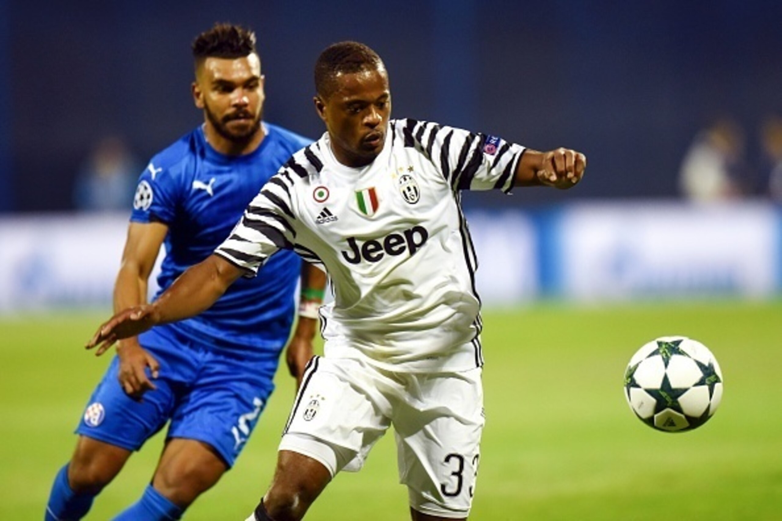 Juventu's forward Patrice Evra (R) vies with dinamo's forwa4rd El Arabi Hilal Soudani during the UEFA Champions League football match between GNK Dinamo Zagreb and Juventus Torino on September 27, 2016 at the Maksimir stadium in Zagreb. / AFP / STRINGER  