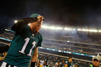 PHILADELPHIA, PA - SEPTEMBER 25:  Quarterback  Carson Wentz #11 of the Philadelphia Eagles tips his cap after their 34-3 win over the Pittsburgh Steelers at Lincoln Financial Field on September 25, 2016 in Philadelphia, Pennsylvania.  (Photo by Rich Schul