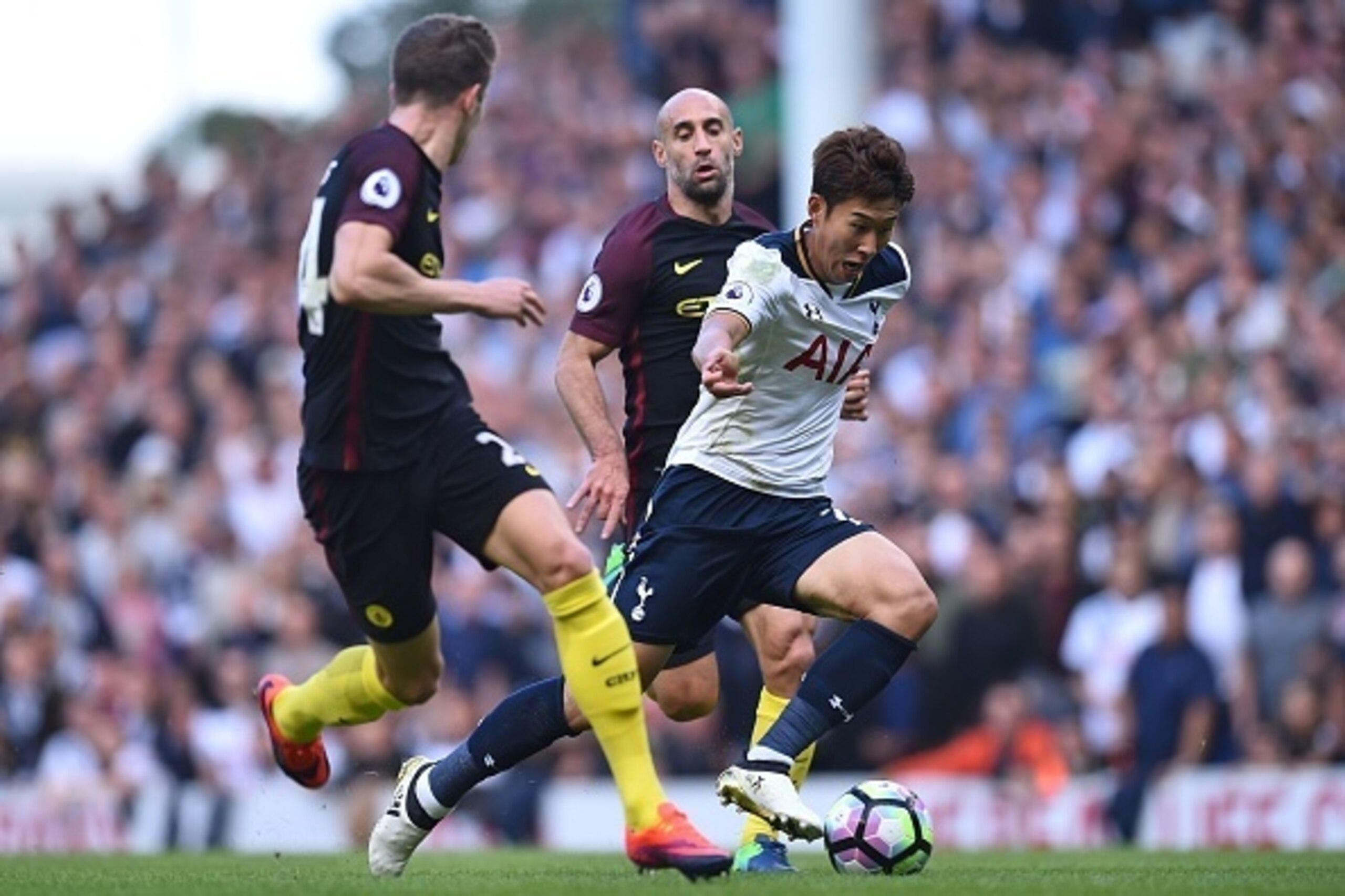 Tottenham Hotspur's South Korean striker Son Heung-Min (R) vies with Manchester City's English defender John Stones (L) and Manchester City's Argentinian defender Pablo Zabaleta during the English Premier League football match between Tottenham Hotspur an