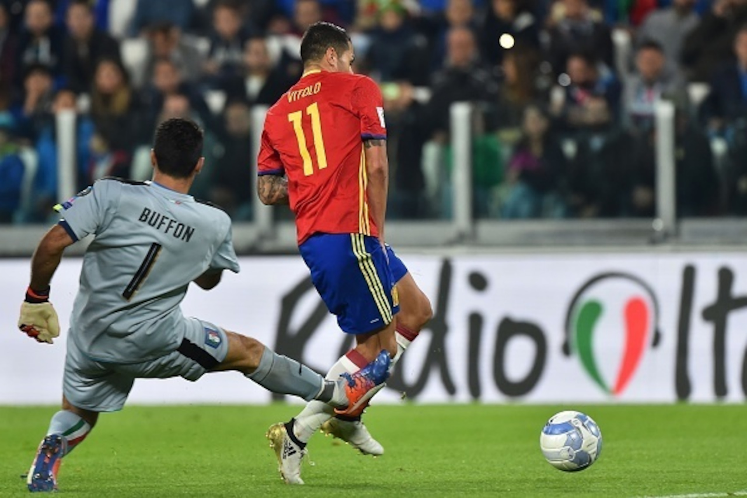 Spain's midfielder Vitolo (R) passes Italy's goalkeeper Gianluigi Buffon and scores during the WC 2018 football qualification match between Italy and Spain on October 6, 2016 at the Juventus stadium in Turin / AFP / GIUSEPPE CACACE        (Photo credit sh