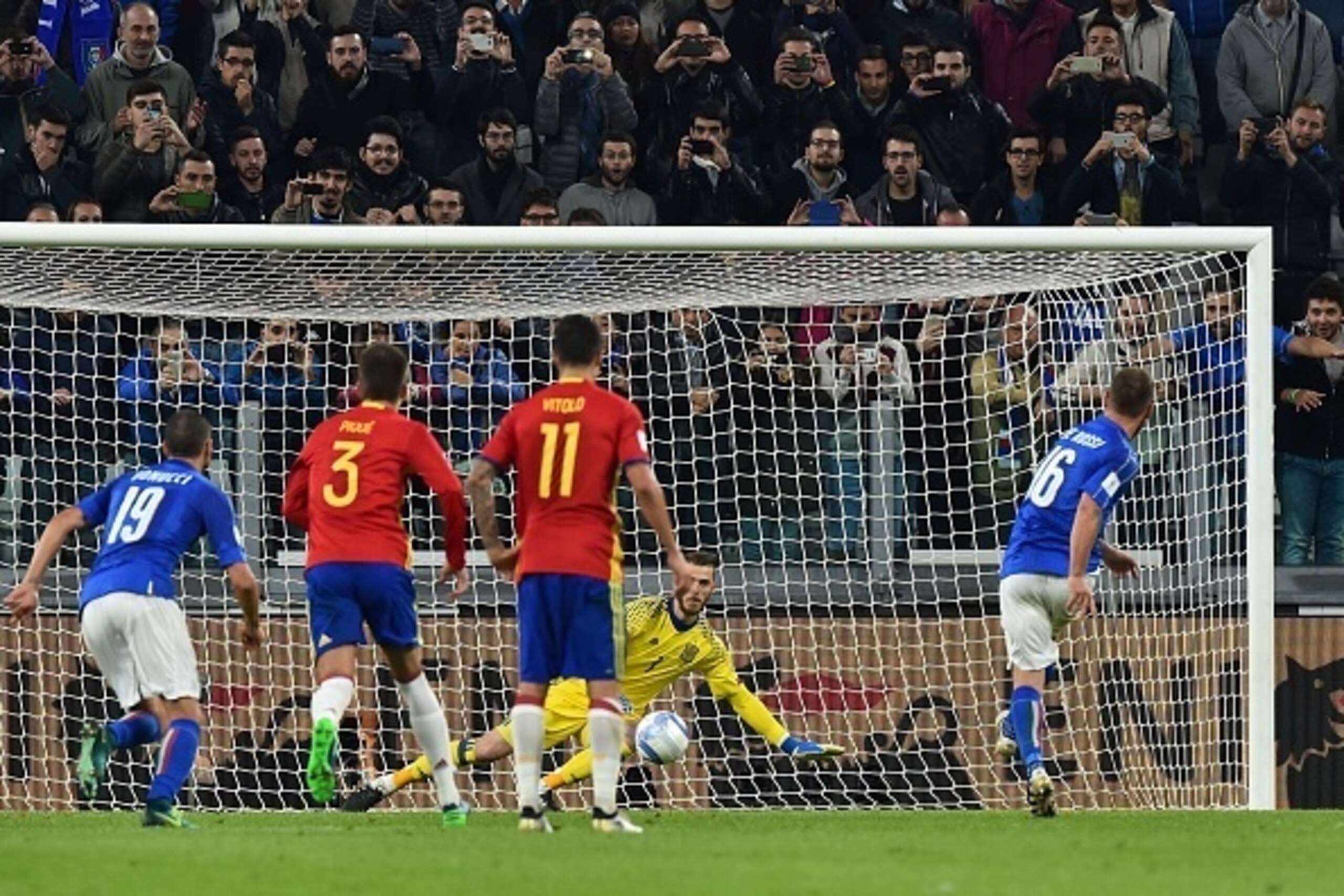 Italy's midfielder Daniele De Rossi (R) kicks and scores a penalty against Spain's goalkeeper David de Gea during the WC 2018 football qualification match between Italy and Spain on October 6, 2016 at the Juventus stadium in Turin / AFP / GIUSEPPE CACACE 