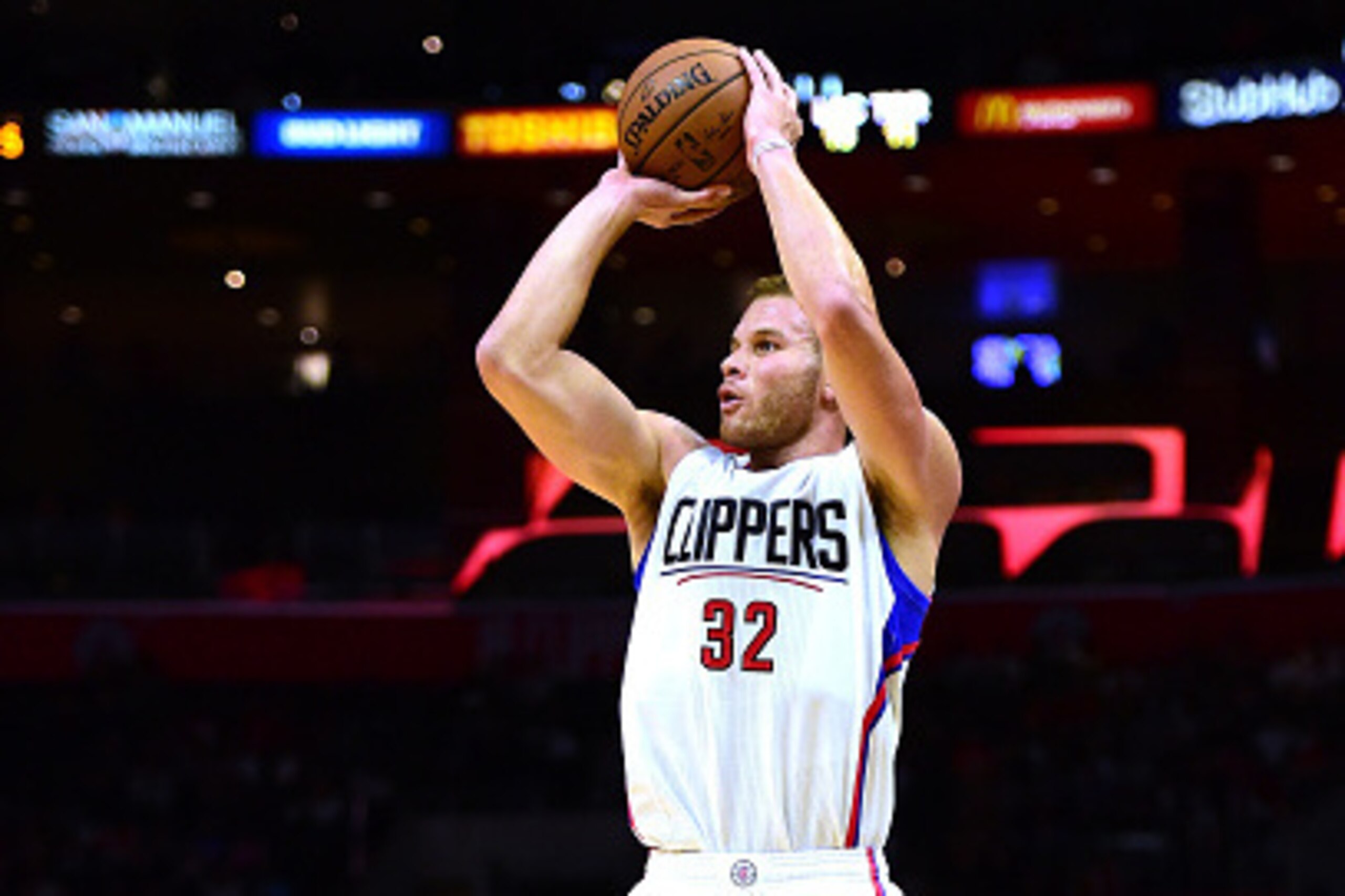 LOS ANGELES, CA - OCTOBER 05: Blake Griffin #32 of the Los Angeles Clippers shoots a jumper during a preseason game against the Toronto Raptors at Staples Center on October 5, 2016 in Los Angeles, California. NOTE TO USER: User expressly acknowledges an LOS ANGELES, CA - OCTOBER 05: Blake Griffin #32 of the Los Angeles Clippers shoots a jumper during a preseason game against the Toronto Raptors at Staples Center on October 5, 2016 in Los Angeles, California. NOTE TO USER: User expressly acknowledges an