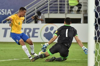 Brazil's Gabriel Jesus kicks to score against Bolivia's goalkeeper Carlos Lampe during their Russia 2018 World Cup qualifier football match in Natal, Brazil, on October 6, 2016. / AFP / Nelson ALMEIDA        (Photo credit should read NELSON ALMEIDA/AFP/Ge