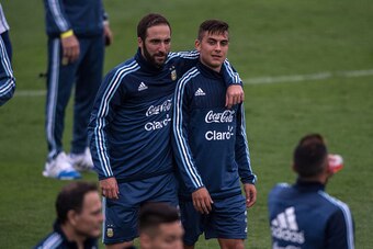 Argentina's national football team players Gonzalo Higuain (L) walks with Paulo Dybala (R) during a training session in Lima on October 04, 2016.
Argentina will face Peru in a FIFA World Cup Russia 2018 qualifier match on October 6. / AFP / ERNESTO BENAVI