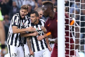 Juventus' Argentinian forward Alberto Carlos Tevez (C) celebrates with teammate Juventus' forward from Spain Fernando Llorente (L) after scoring during the Italian Serie A football match Juventus Vs AS Roma on October 5, 2014 at Juventus  Stadium in Turin