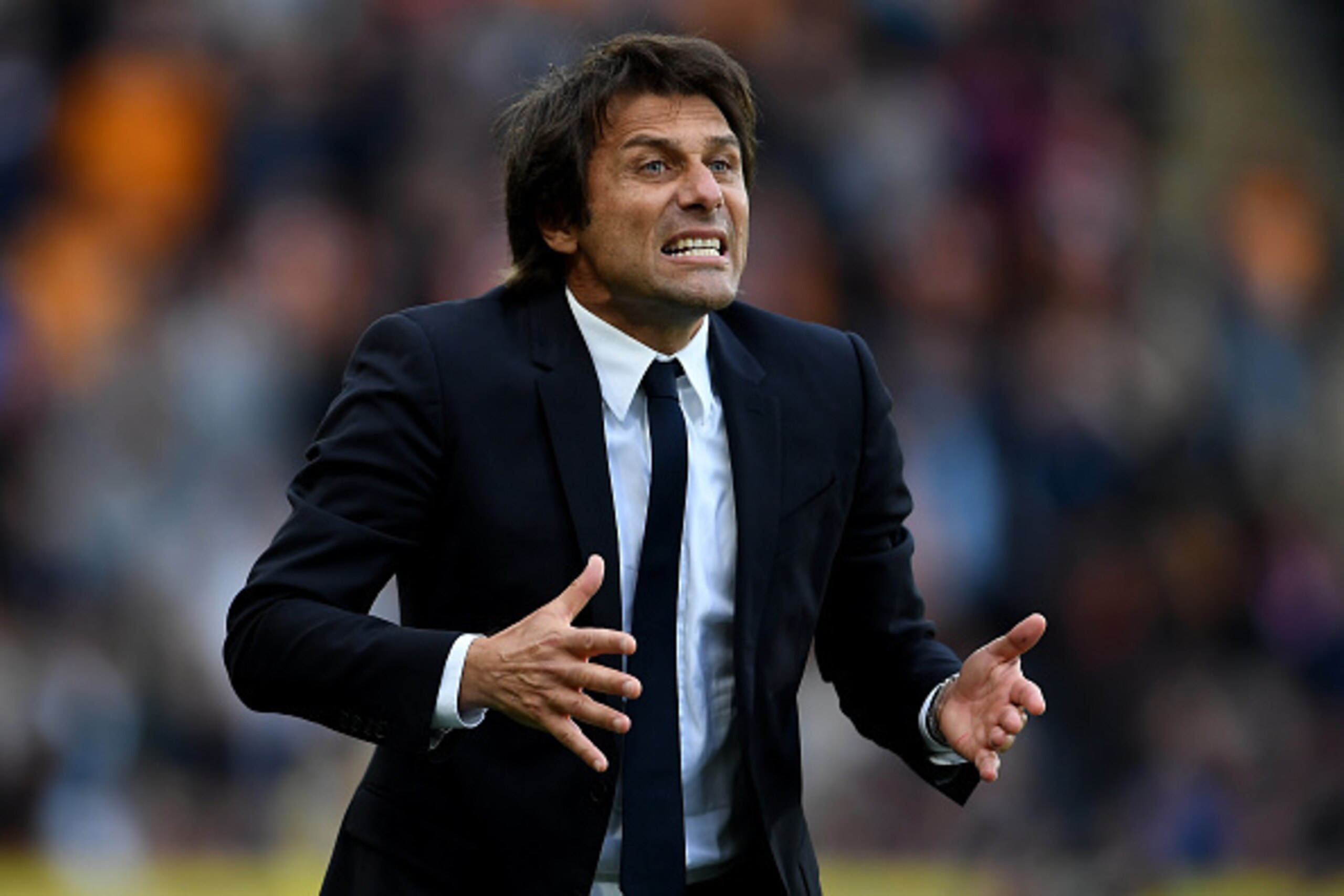 HULL, ENGLAND - OCTOBER 01:  Antonio Conte, Manager of Chelsea reacts during the Premier League match between Hull City and Chelsea at KCOM Stadium on October 1, 2016 in Hull, England.  (Photo by Laurence Griffiths/Getty Images)